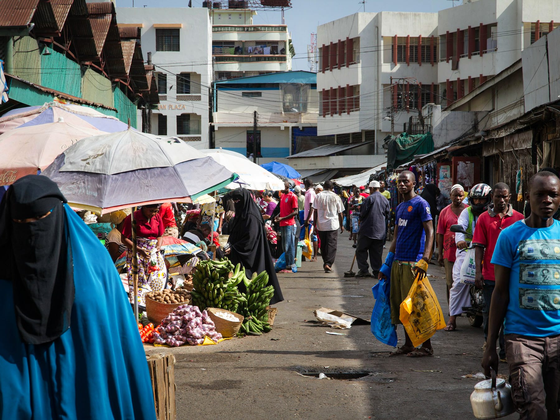 A typical Mombasa local market scene. Image by Rolf Dobberstein, Pixabay.com